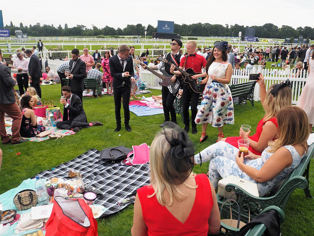  Call Neil’s Wheels on 07886 087 516 to reserve your minibus for the races.